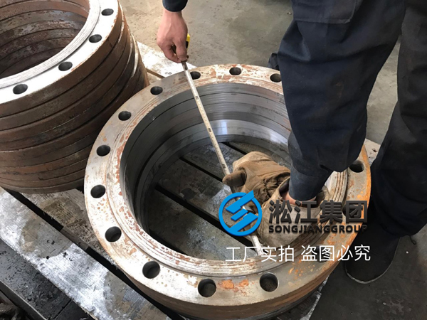 橡膠軟接頭法蘭生產制造現場