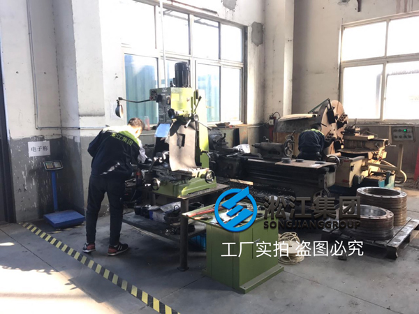 橡膠軟接頭法蘭生產制造現場