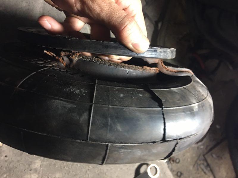 客戶購買的空氣彈簧安裝上去使用幾天就破了 客戶購買的空氣彈簧安裝上去使用幾天就破了